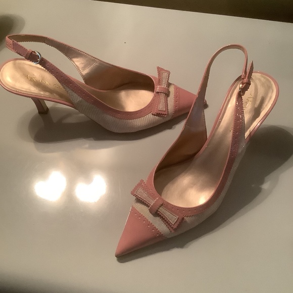 Anne Klein pointed toe with sling back size 9 cream and pink